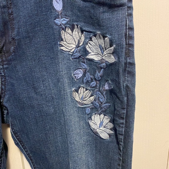 Women’s Size 12 embroidered jeans - Picture 3 of 8